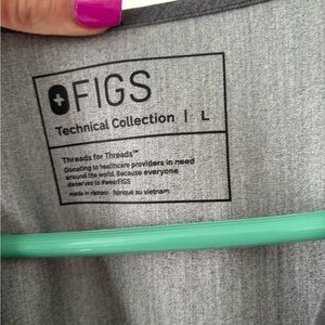Figs Casma three pocket top